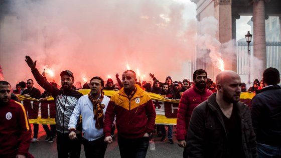 Europa League, altri tre turchi denunciati, trovati con 8 coltelli. Malagò: "Sentirò questore e prefetto di Roma"