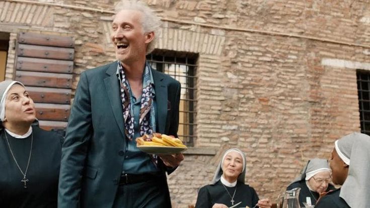 Il popolo di Netflix imita Emily in Paris: "A Roma l'hotel più chic è l'ex convento di suore"