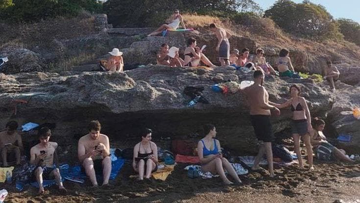 Il Newbookclub sbarca in spiaggia: “Al mare è difficile essere tristi”