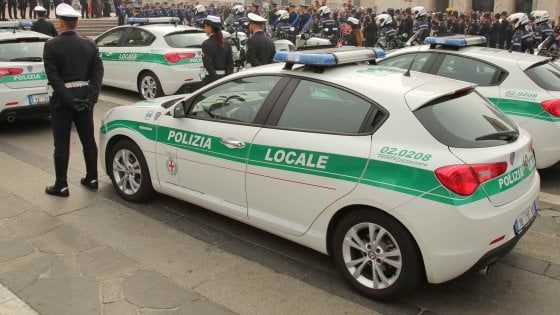 Milano, pirata della strada investe un pedone e scappa: rintracciato dagli agenti della Polizia locale 