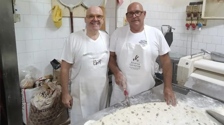 Il sindaco con le mani in pasta: a 57 anni resta disoccupato, diventa fornaio e conquista i social