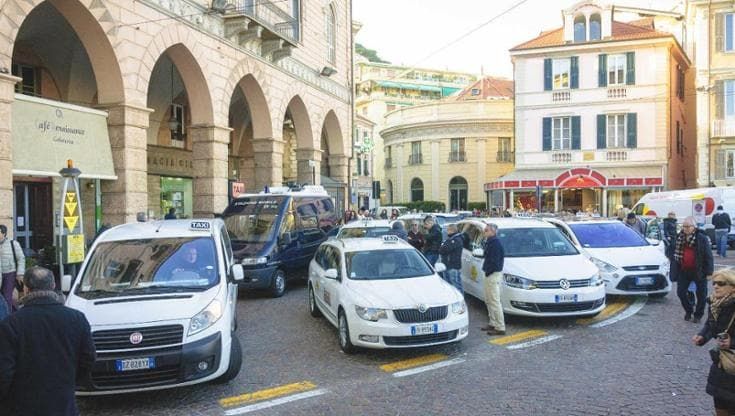 Sanremo, incubo taxi: "Siamo solo 52 e i mezzi pubblici latitano: lavoriamo 14 ore al giorno"