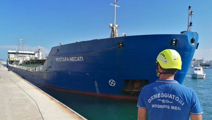 La nave con olio di girasole dall'Ucraina arriva nel porto di Monopoli: "Speriamo sia buon auspicio per la pace"