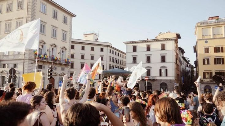 Picchiati due ragazzi che si baciano in strada a Firenze: “Basta aggressioni omofobe”