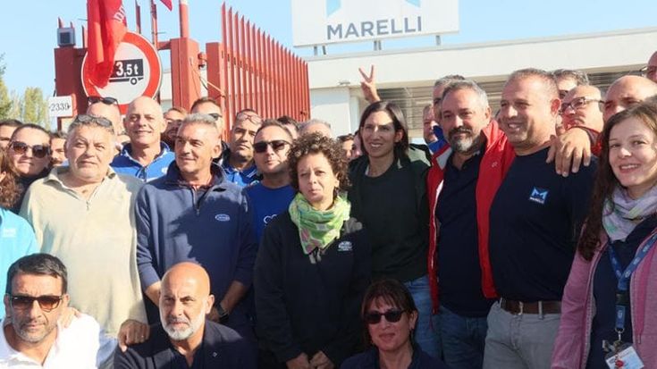 Marelli, Schlein a Crevalcore: “Lavoratori traditi. Il governo alzi la testa, Kkr inadeguata per infrastrutture come la rete delle telecomunicazioni”. Scontro Fiom-Calenda
