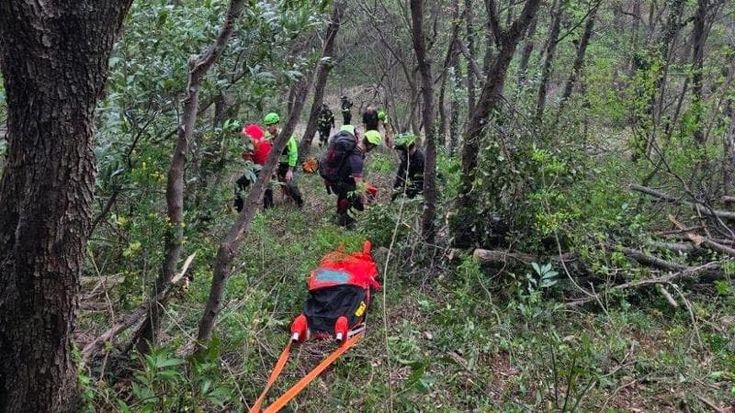 Manerba del Garda, scivola lungo il sentiero e precipita: uomo di 71 anni morto davanti alla figlia