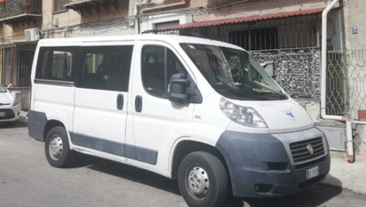 Palermo, rubati nella notte due pulmini per i disabili. Il sindaco Lagalla: "Gesto infame"