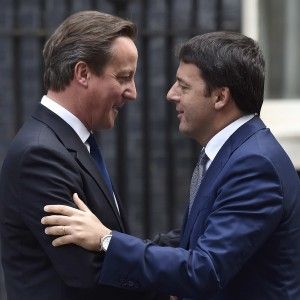Renzi alla Merkel: "Non tratti gli altri come scolaretti". Alla City: "Italy is back"