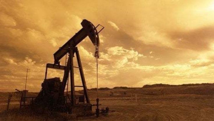 Petrolio, la corsa a 100 dollari spinta da domanda record e Opec+