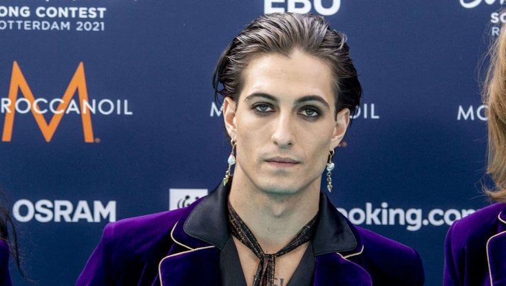 A lezione di trucco con Damiano dei Maneskin: un tutorial per realizzare il suo smokey-eye (versione glitter)