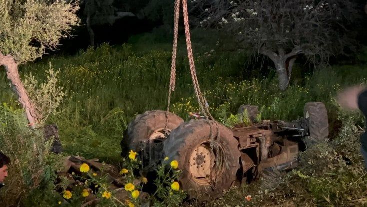 Bari, il trattore finisce fuori strada e si ribalta: muore agricoltore di 57 anni