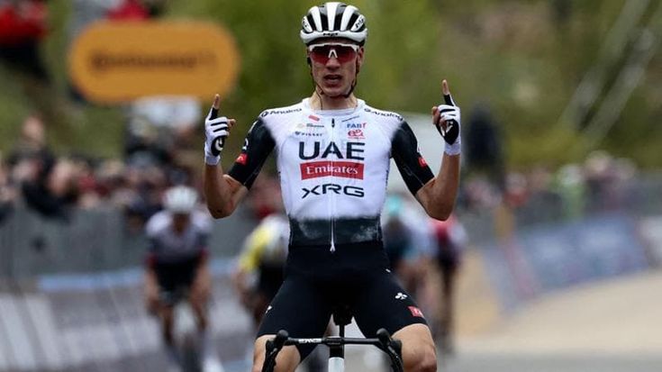 Giro d’Italia, stoccata di Ayuso a Tagliacozzo. Roglic torna in maglia rosa