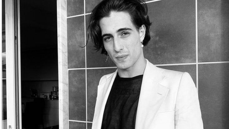  Esplodono le ricerche del crop top per uomo: capo fluido amato dalle star