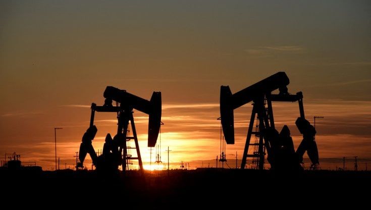 Petrolio, l'Opec+ estende i tagli alla produzione per tutto il 2024: scontro tra Arabia Saudita e i Paesi minori