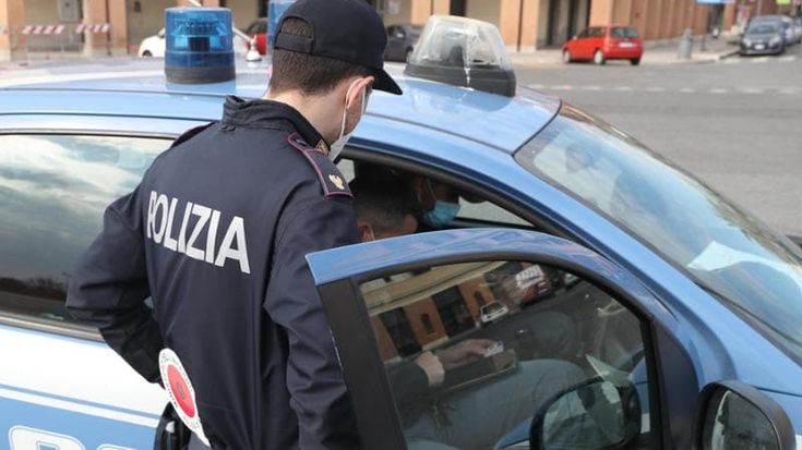 Pisa, aggredisce una donna in macchina: arrestato per violenza sessuale