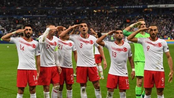 Qualificazioni Euro 2020: la Turchia ferma la Francia tra tensioni e saluti militari. Bulgaria-Inghilterra: razzismo a Sofia 