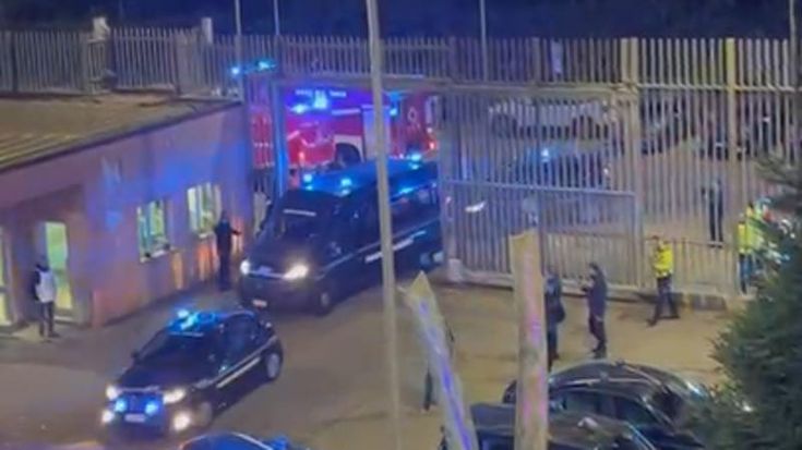 Como, tensione in carcere dopo un tentativo di evasione: tre agenti e un detenuto feriti