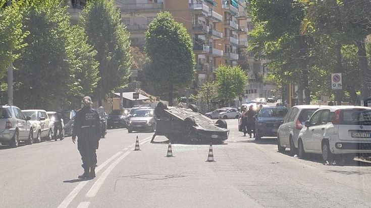 Medaglie d’Oro, macchina si ribalta dopo un incidente: due feriti