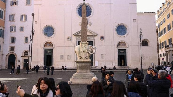 Bernini danneggiato, si cercano i vandali nei video delle telecamere