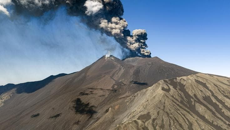 Cenere lavica dall’Etna e le conseguenze di un violento temporale, chiuso l’aeroporto di Catania
