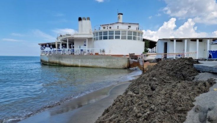 Erosione a Fregene, crollano le cabine de 'La Nave': nello storico stabilimento dei film di Vianello e Verdone la spiaggia non esiste più