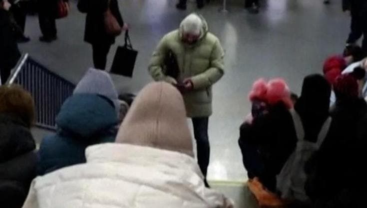 Ucraina, Kiev sotto attacco: i cittadini si rifugiano nella metropolitana