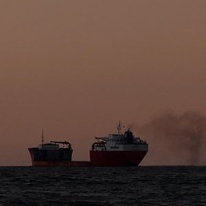 Navi da trasporto e rischio terrorismo in Ue: "Molte spengono i radar vicino alle zone di Al Qaeda e Isis"
