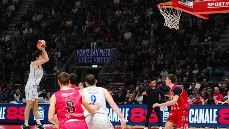 La Fortitudo soffre ma vince: Cento si arrende nel finale ai canestri di De Vico
