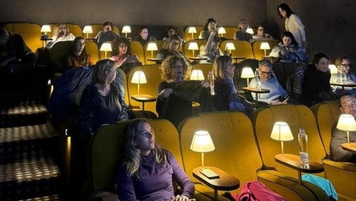 Bologna, una sala per fare l’uncinetto al cinema: “Harry ti presento Sally” tra ferri e gomitoli