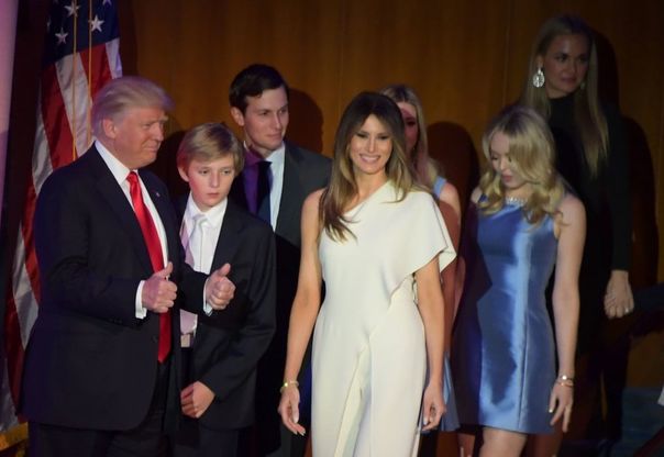 Trump presidente: Melania e tutti i figli sul palco all'Hilton