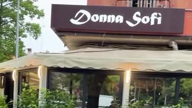 Incendio nello stabile della pizzeria Donna Sofì a Casalecchio: “Grazie al fumo evitato il peggio”