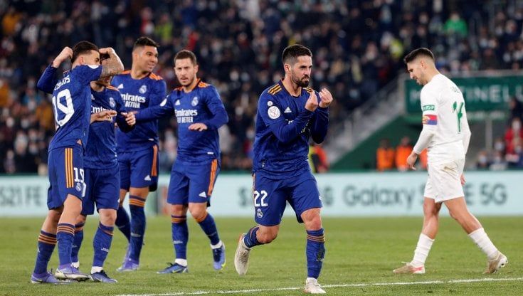 Coppa del Re, il Real Madrid si spaventa: in dieci va sotto ma ribalta l'Elche ai supplementari. Barça ko a Bilbao