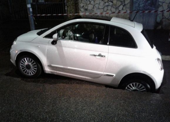 Roma, cede il manto stradale sulla Tuscolana: auto sprofonda nella buca