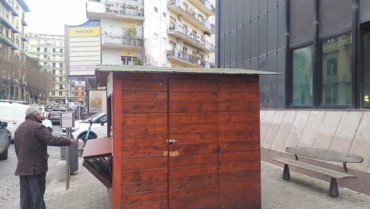 Napoli, panchina "con vista" sull'infopoint 