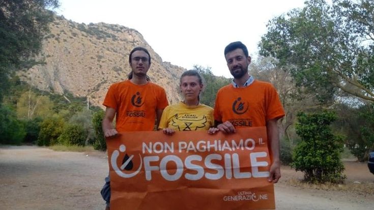 La protesta di “Ultima Generazione” al Country bloccata dalla polizia