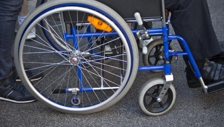 Riesce a camminare grazie ed elettrodi impiantati nei nervi; "Così trasmettiamo sensazioni al cervello"