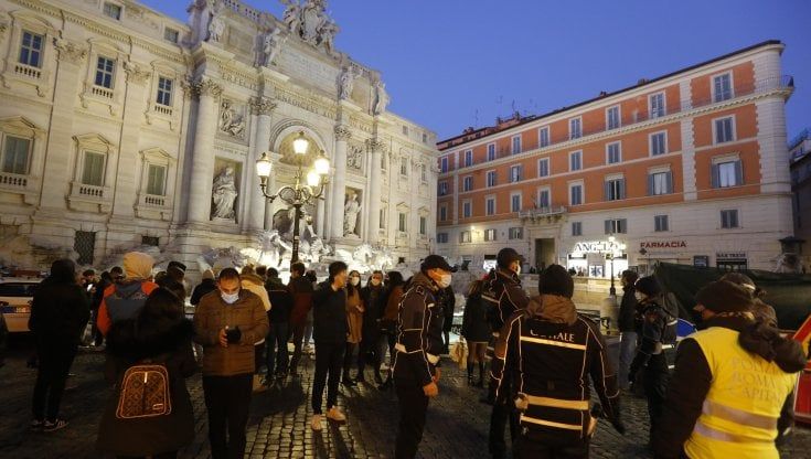 Ancora assembramenti in centro, chiusa Fontana di Trevi. Controlli e multe nelle strade della movida 