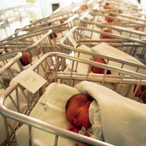Istat, 116 mila italiani in meno. Poche nascite, è il "ricambio naturale" più basso in oltre un secolo