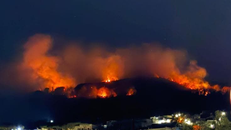Ischia, contenuto l’incendio sul monte Epomeo. Bruciati ettari di vegetazione, probabile dolo