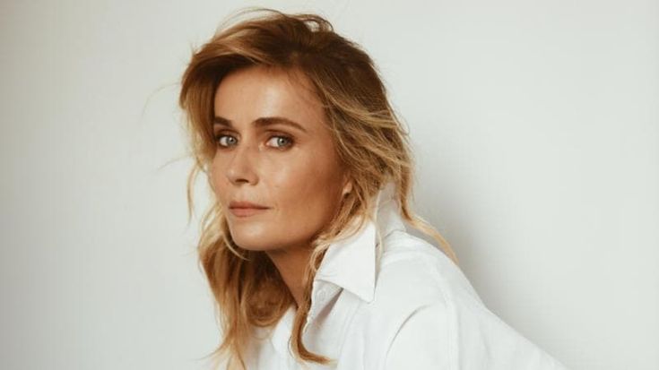 Lucia Mascino porta in scena il suo manifesto per le donne: “Il teatro mi ha liberata dal ruolo di brava ragazza col cerchietto che ero sempre stata”