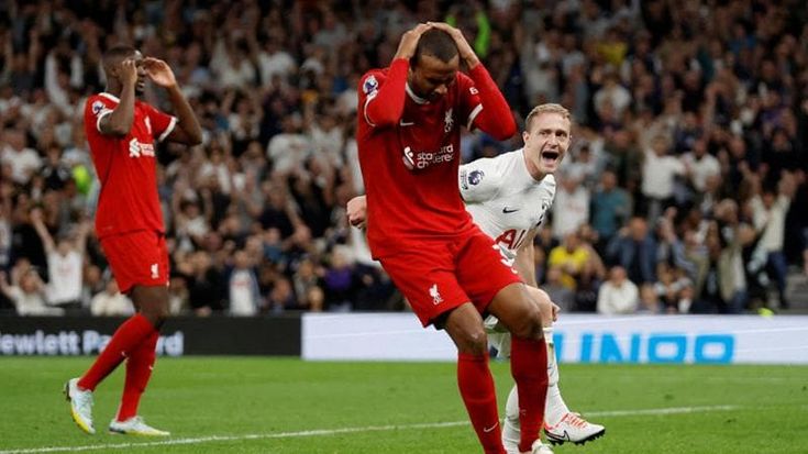 Premier League, autorete beffa per il Liverpool in 9. City e United ko, per Manchester un sabato da dimenticare