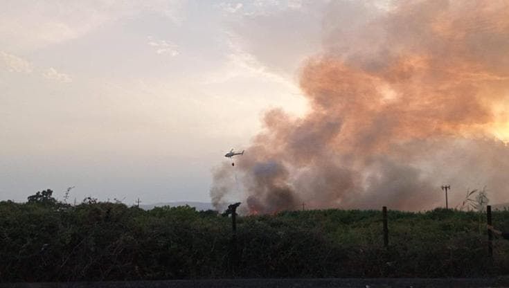 A fuoco l’ecomostro dell’ex Alba Sud a Lentini. È allarme amianto