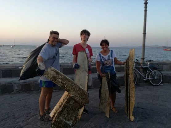 Grandi pulizie nella baia:  a Ischia la festa è ecosostenibile