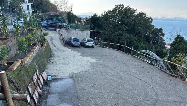 Castellammare, cemento su terreno per mega parcheggio abusivo ristorante: sequestro a via Panoramica