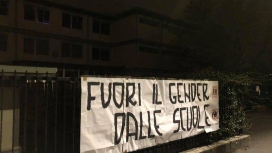 "Fuori il gender dalle scuole": a Milano striscione di Forza Nuova contro progetto per combattere il sessismo