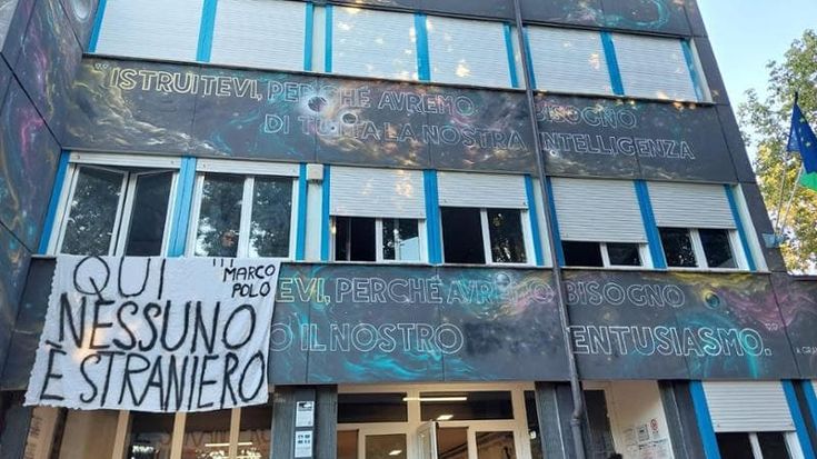 Nelle scuole di Firenze striscioni contro il tetto di stranieri in classe