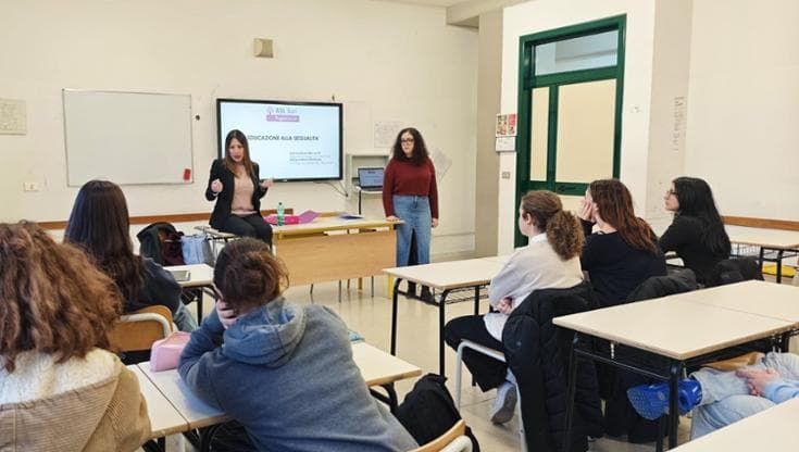Educazione sessuale, i genitori negano il consenso: nel liceo a Bari solo otto studenti al corso Asl