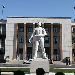 Latina, ripreso dal marito dell'amante gli strappa il telefonino e scappa, ora rischia il carcere