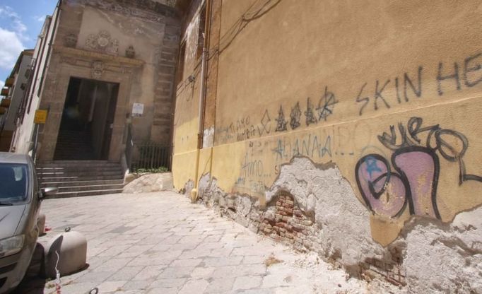 Il parroco ricopre le scritte oscene della chiesa di Santa Cita, scatta l'indagine