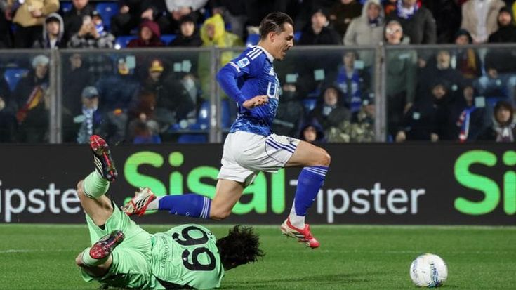 Il vuoto dietro Malen sbaglia anche Svilar Roma ko tra i veleni